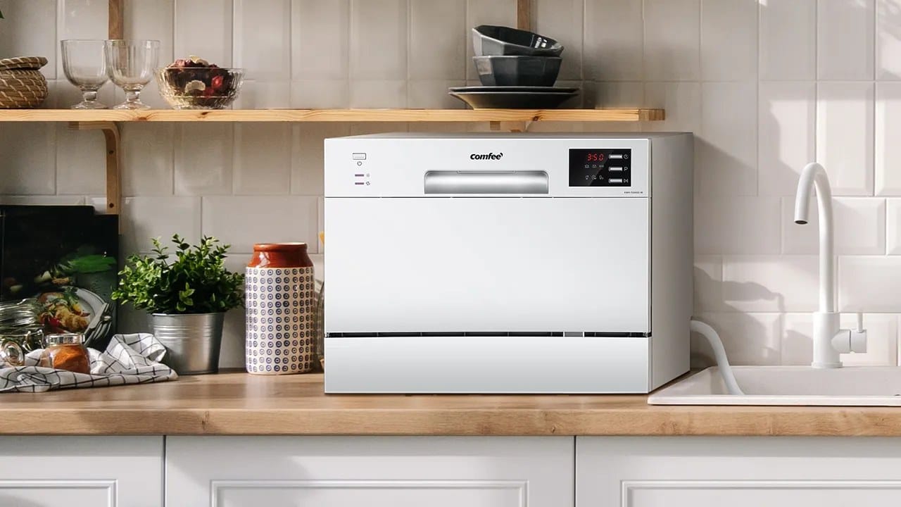 Mini lave-vaisselle sans raccordement vs avec raccordement : le comparatif complet